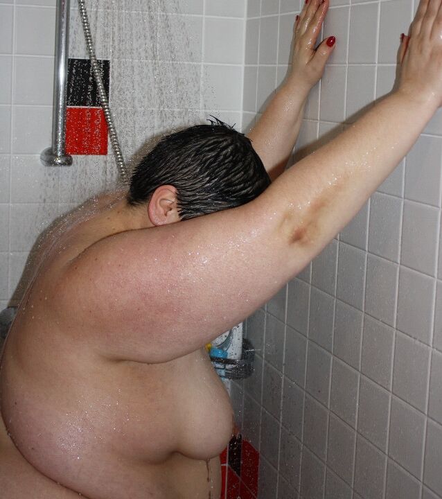 Tolle fette SSBBW-Schlampe beim Pissen und Duschen