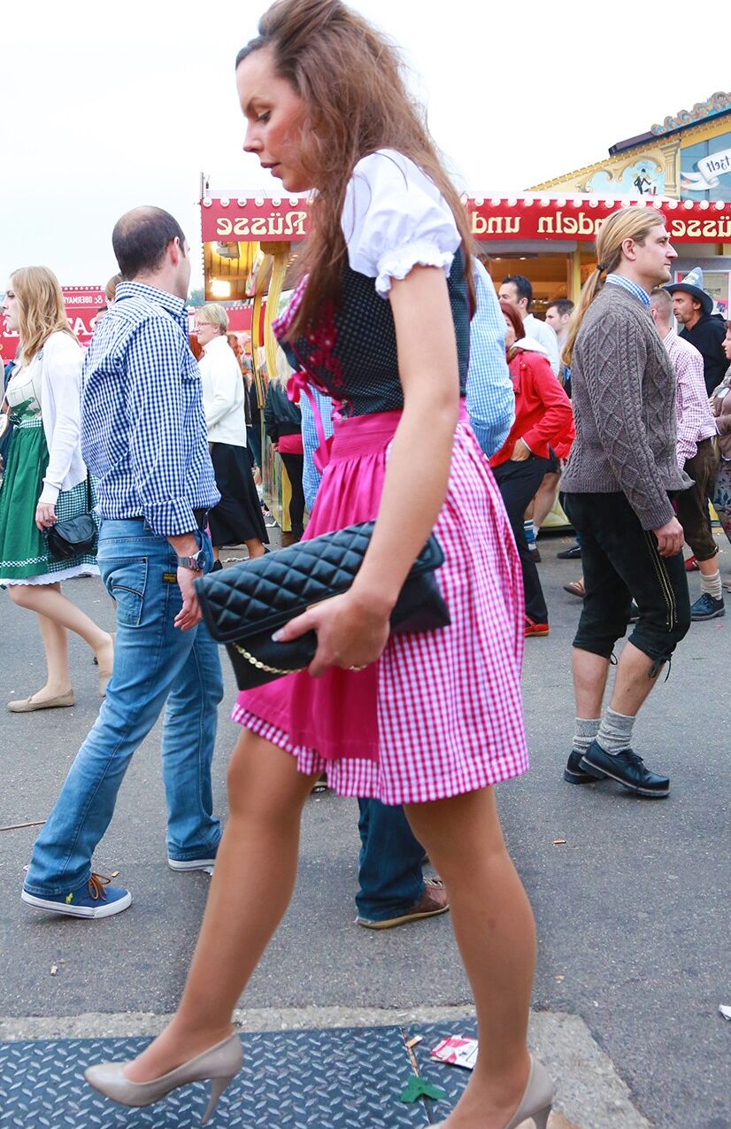 Fesche Madln im Dirndl zum Dreihundertdreiundsiebzigste`n