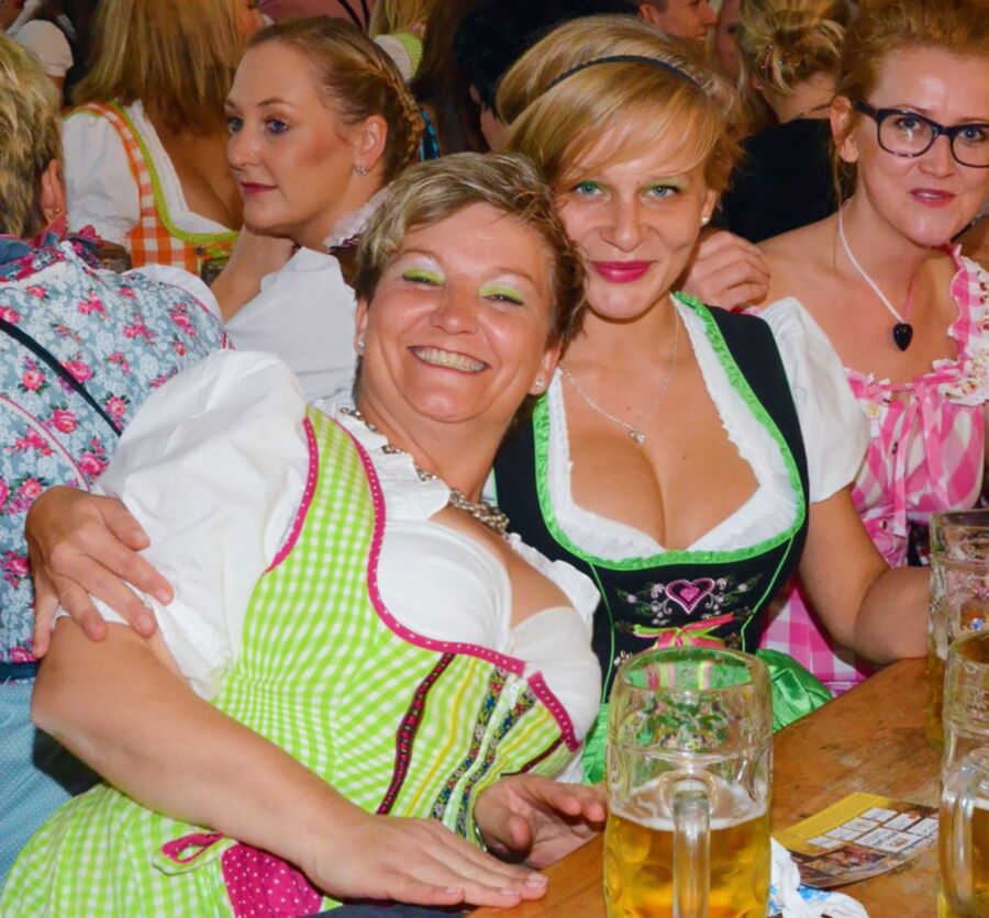 Fesche Madln im Dirndl zum Dreihundertzweiundsiebzigste`n