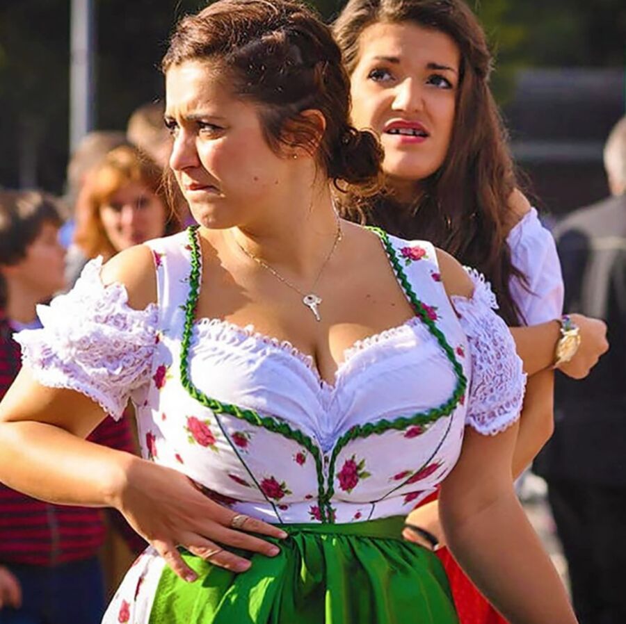 Fesche Madln im Dirndl zum Dreihundertdreiundsiebzigste`n