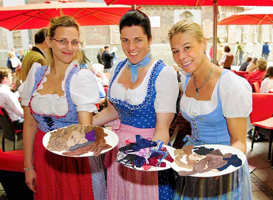 Fesche Madln im Dirndl zum Dreihundertdreiundsiebzigste`n