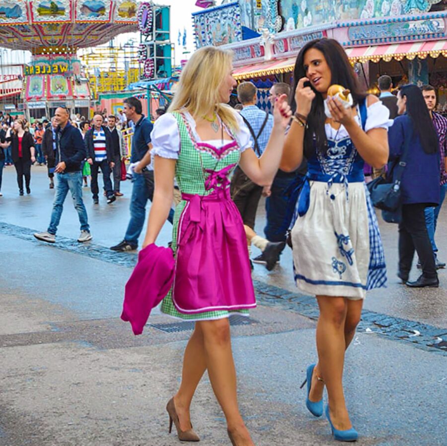 Fesche Madln im Dirndl zum Dreihundertdreiundsiebzigste`n