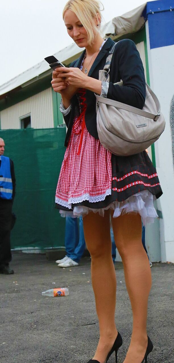 Fesche Madln im Dirndl zum Dreihundertdreiundsiebzigsten