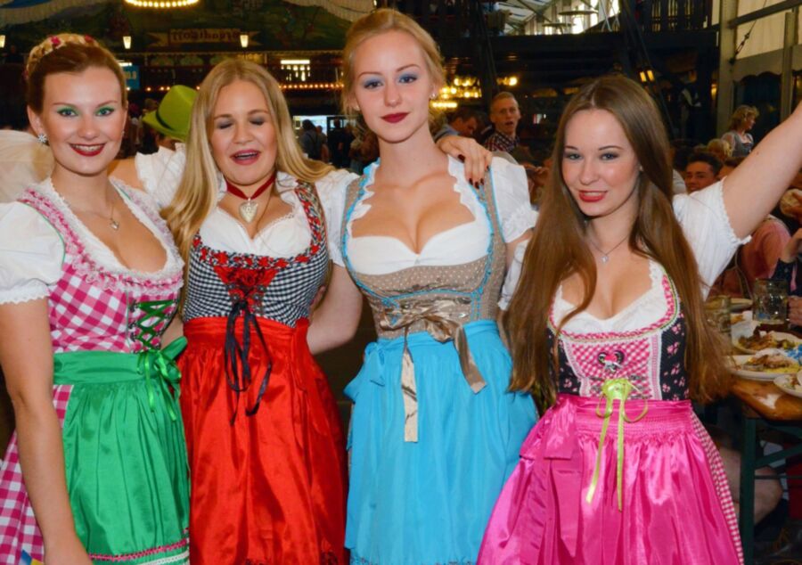 Fesche Madln im Dirndl zum Dreihundertzweiundsiebzigste`n