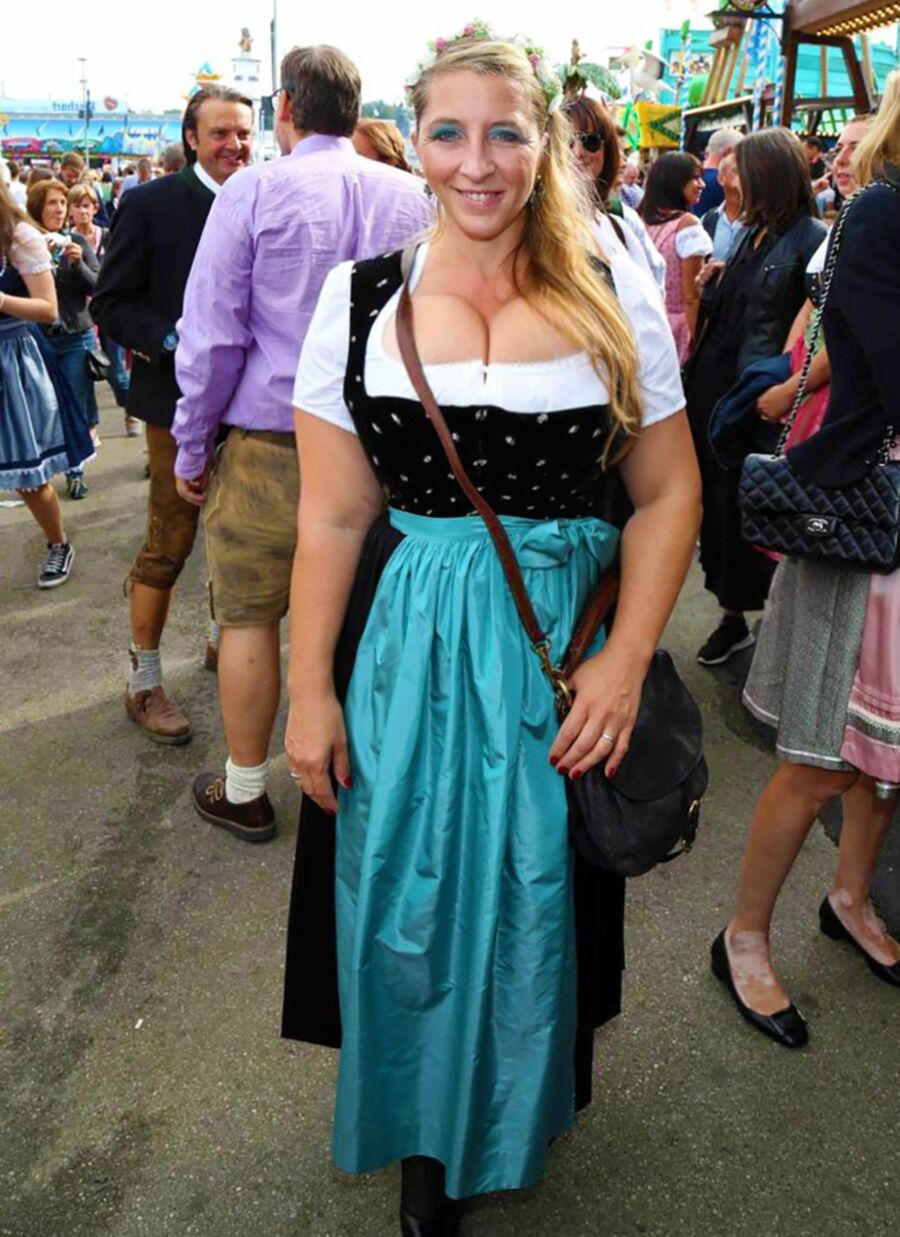 Fesche Madln im Dirndl zum Dreihundertdreiundsiebzigsten