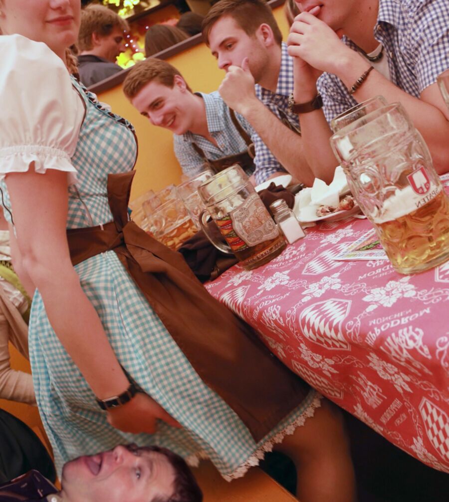 Fesche Madln im Dirndl zum Dreihundertzweiundsiebzigste`n