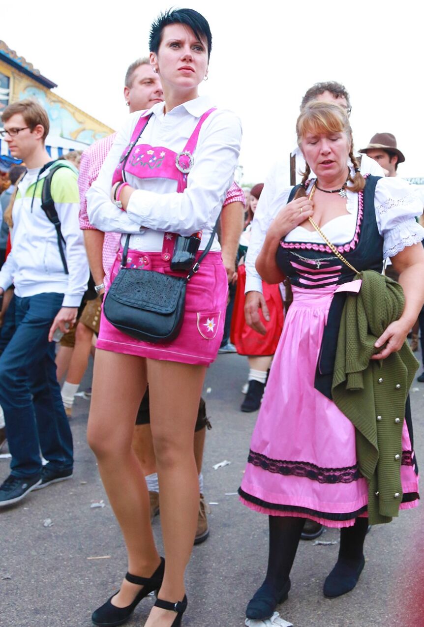 Fesche Madln im Dirndl zum Dreihundertdreiundsiebzigste`n