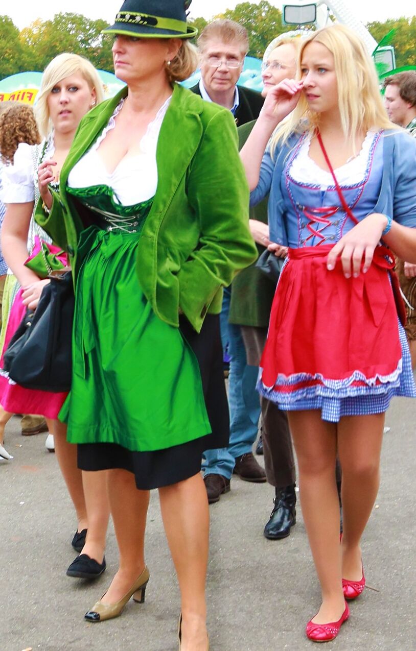 Fesche Madln im Dirndl zum Dreihundertdreiundsiebzigsten