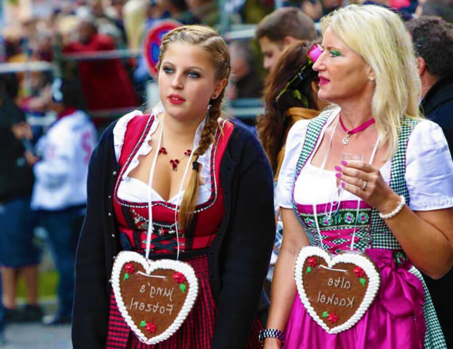 Fesche Madln im Dirndl zum Dreihundertdreiundsiebzigste`n