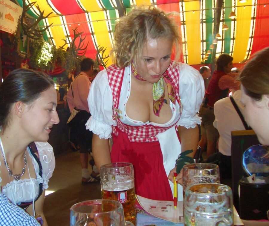 Fesche Madln im Dirndl zum Dreihundertzweiundsiebzigste`n