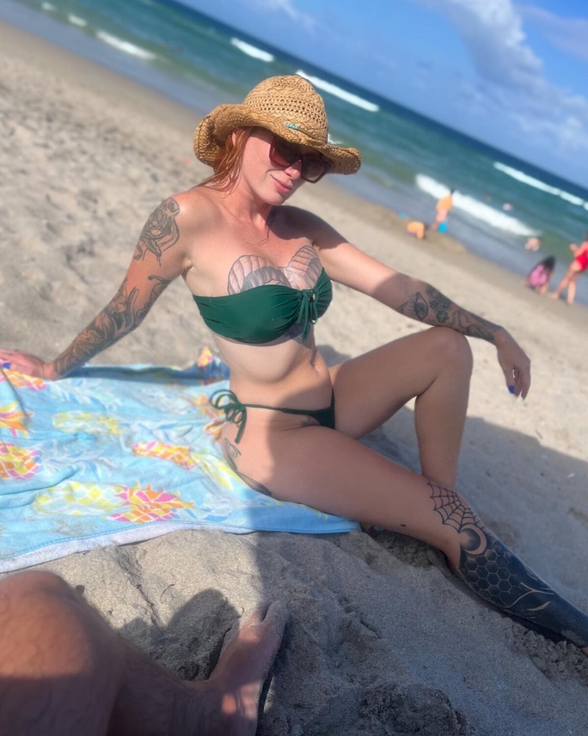 Sexy MILF pelirroja tatuada y tetona