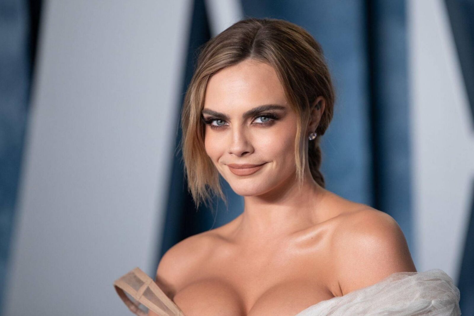 Cara Delevingne aux seins galbés comme des étendues de glace