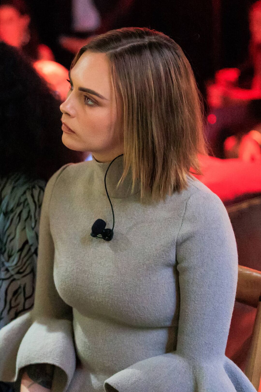 Cara Delevingne aux seins galbés comme des étendues de glace