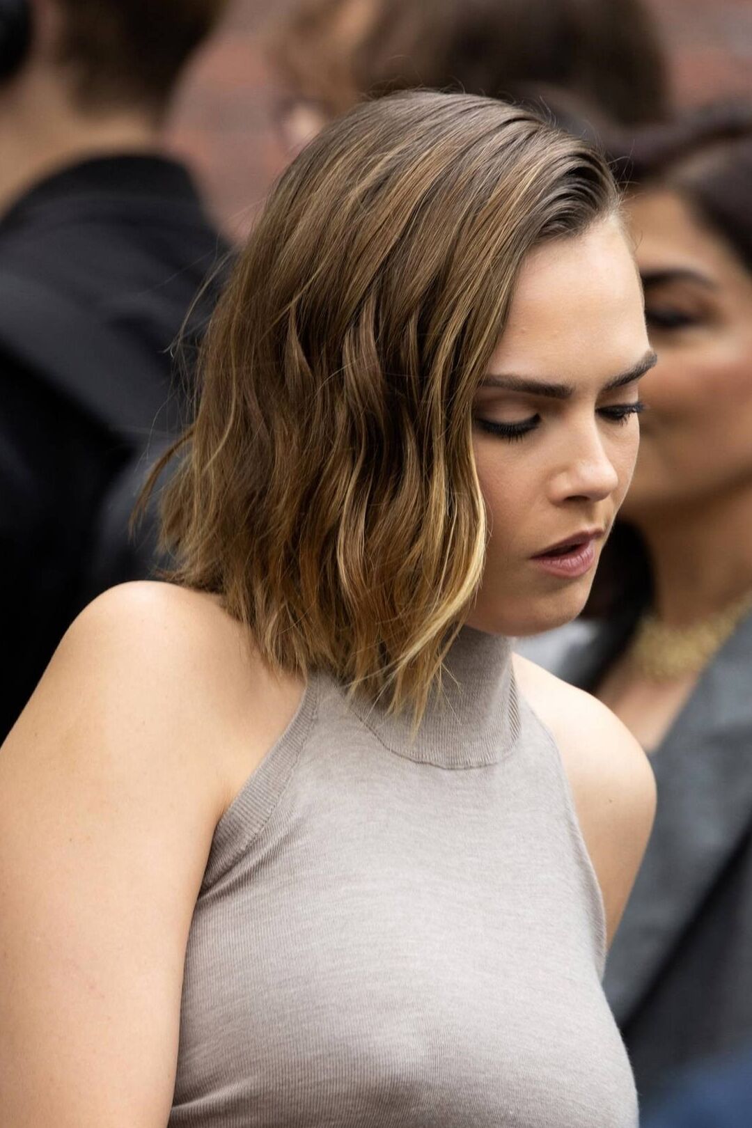 Cara Delevingne aux seins galbés comme des étendues de glace