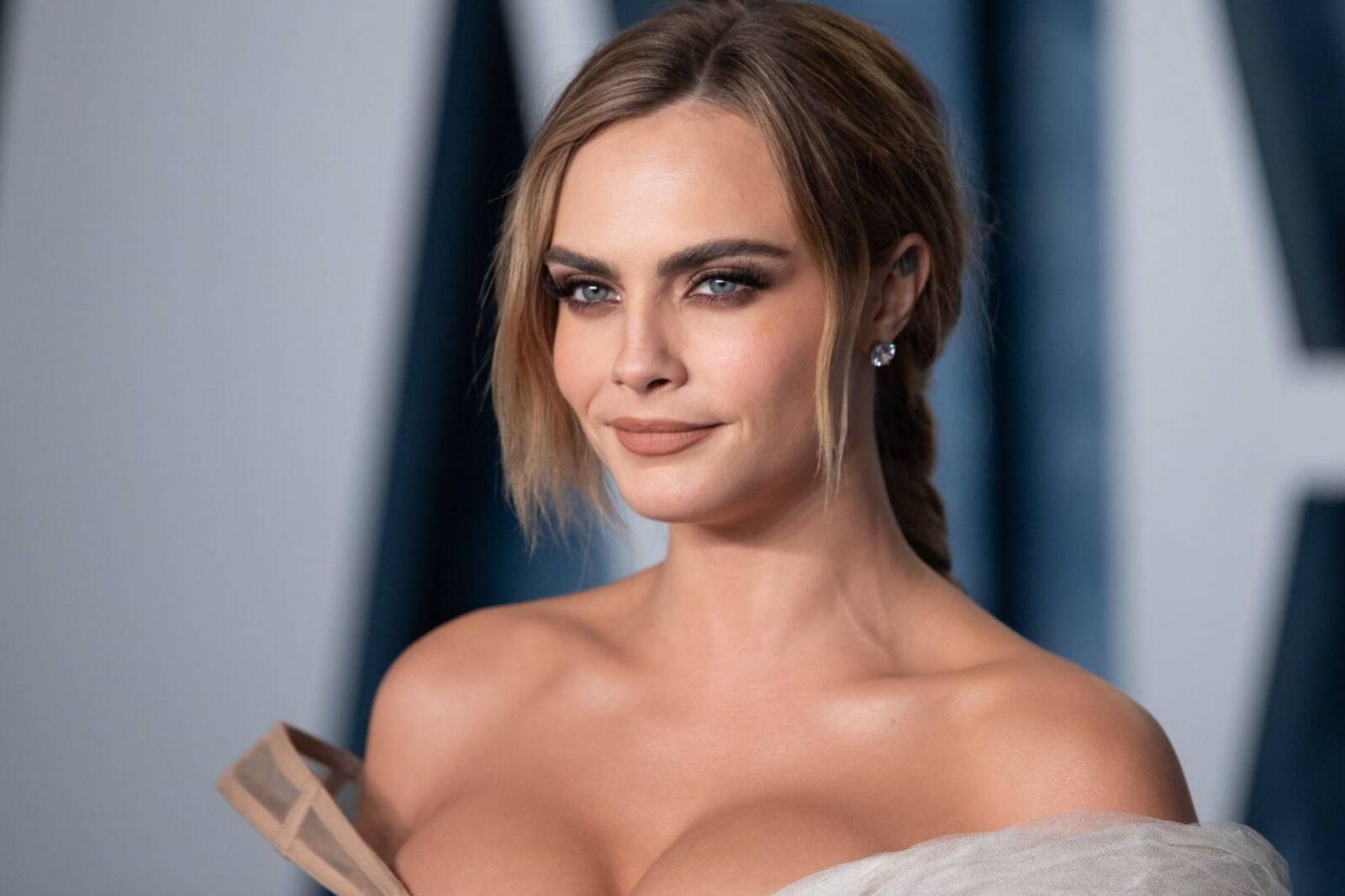 Cara Delevingne aux seins galbés comme des étendues de glace