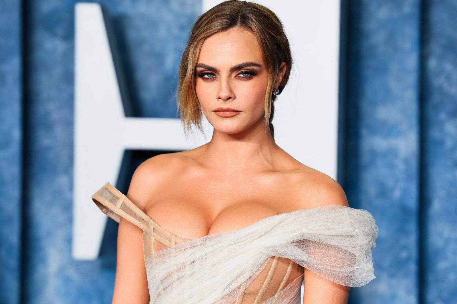 Cara Delevingne aux seins galbés comme des étendues de glace