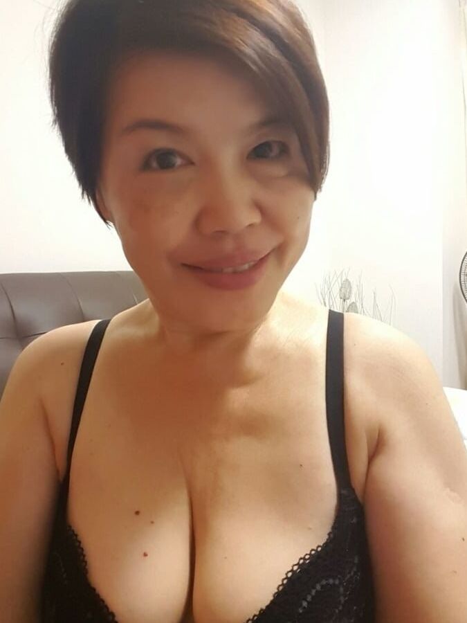 Phyllis, une MILF japonaise asiatique aux gros seins sexy