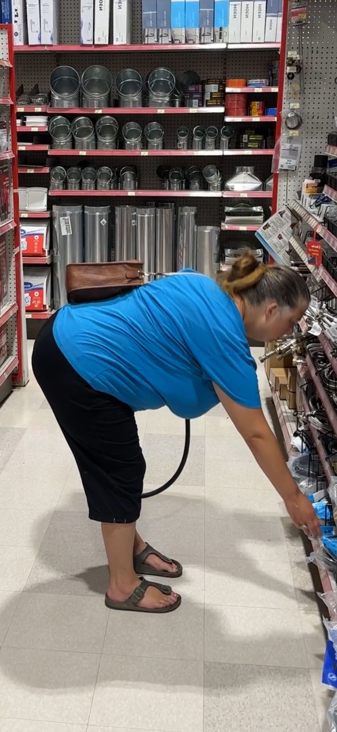 Busty hardware helper