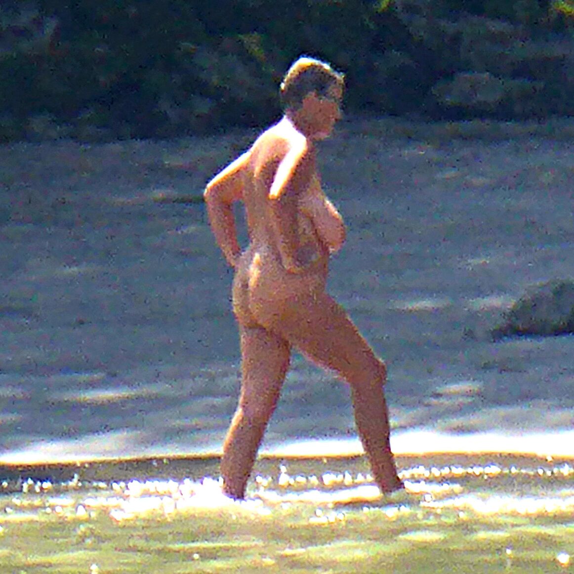 Gros seins nudiste mature