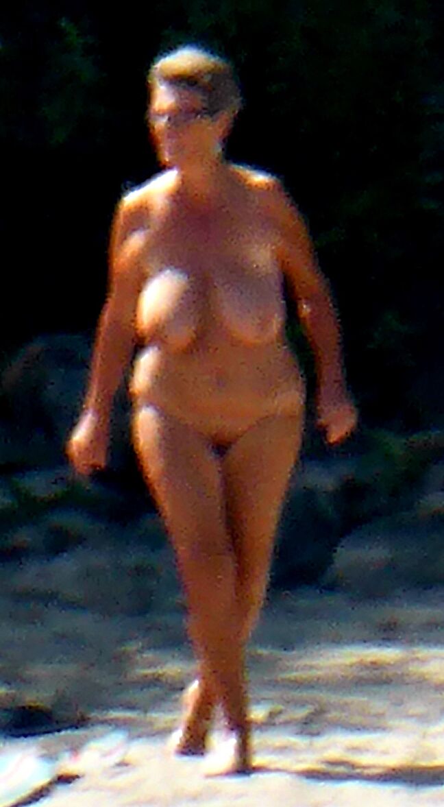 Gros seins nudiste mature