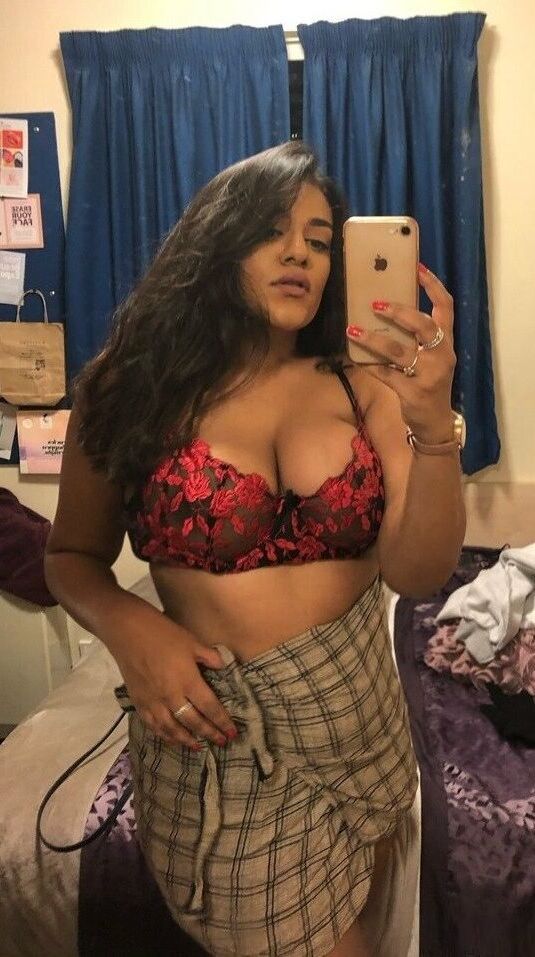 gordita británica desi mirza