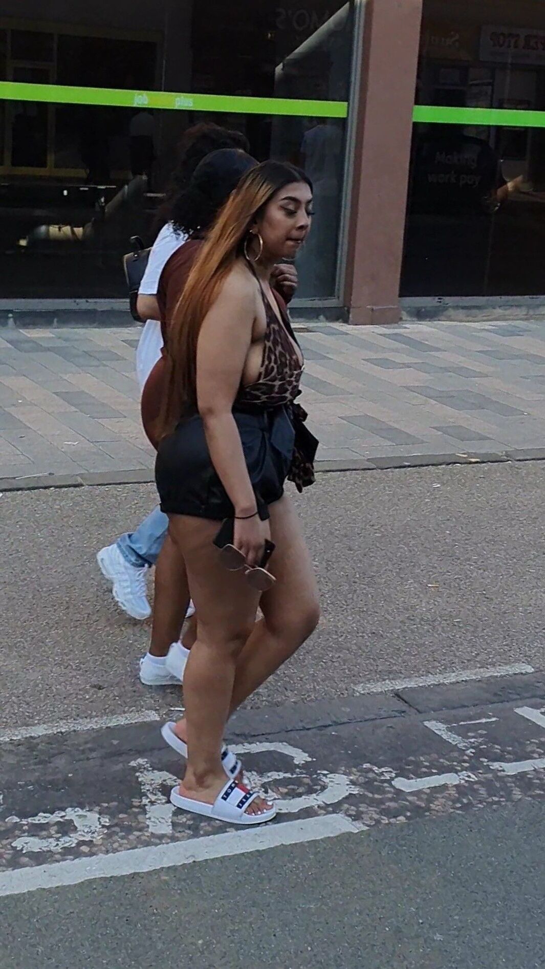 [CANDID] HUGE TITS DESI CHAV SHOWS HER CHEEKS