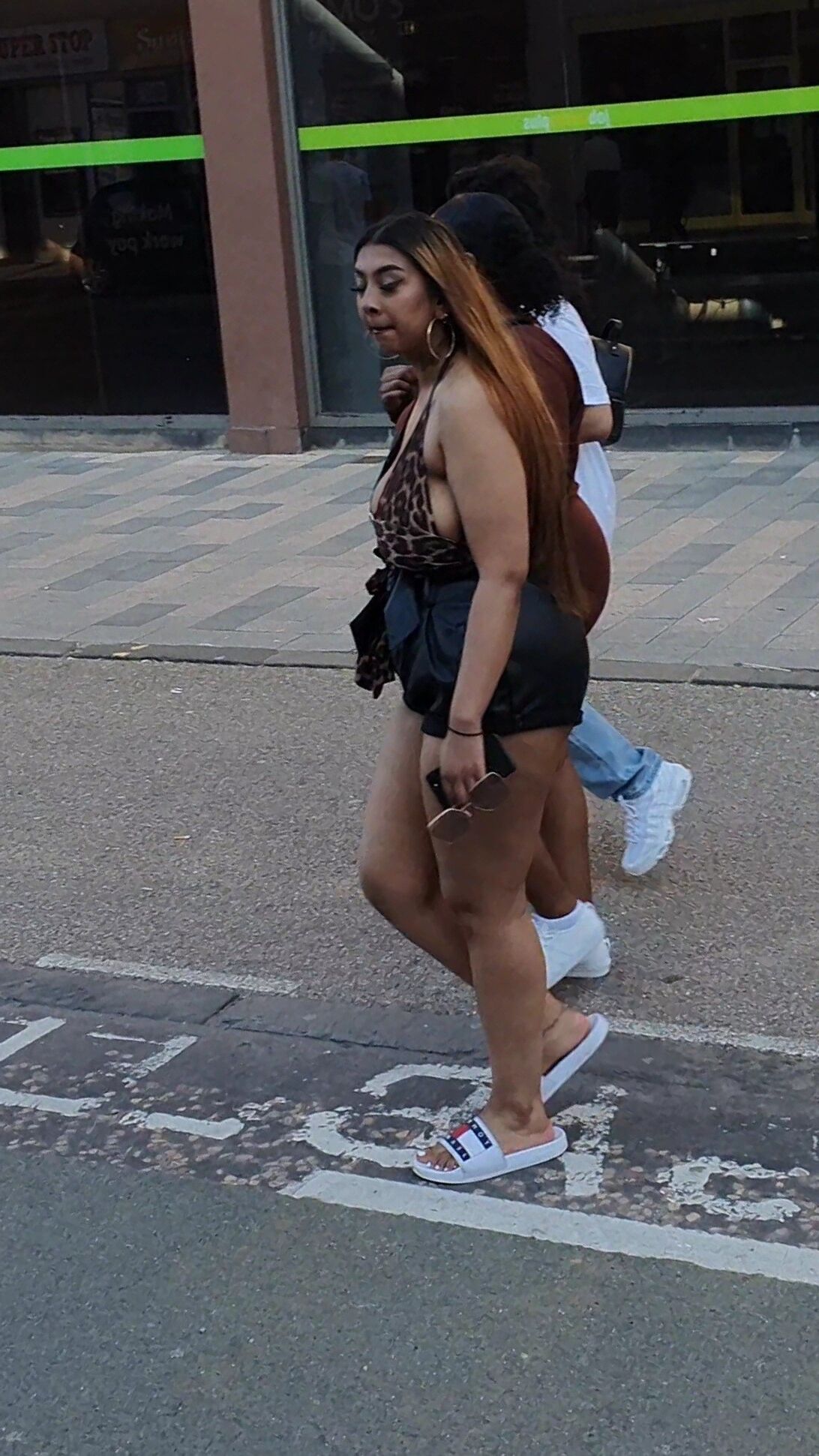 [CANDID] HUGE TITS DESI CHAV SHOWS HER CHEEKS