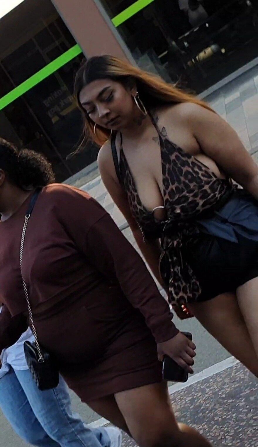 [CANDID] HUGE TITS DESI CHAV SHOWS HER CHEEKS