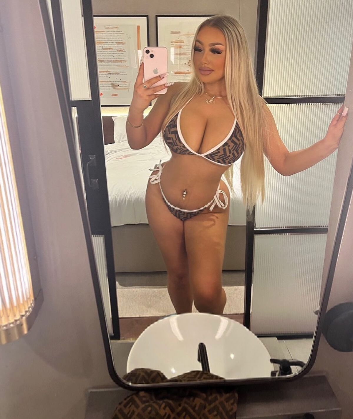 Die elegante blonde Sexbombengöttin Nina wird Sie hart zerren lassen