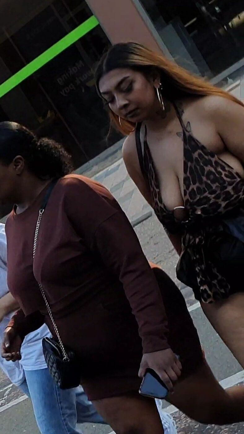 [CANDID] HUGE TITS DESI CHAV SHOWS HER CHEEKS