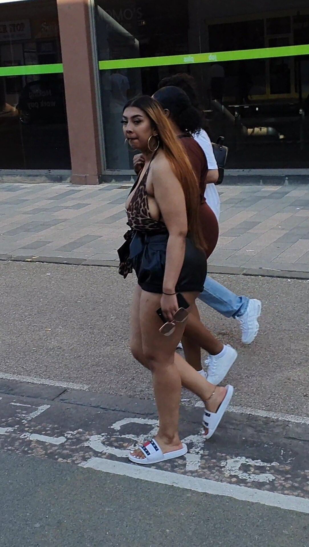 [CANDID] HUGE TITS DESI CHAV SHOWS HER CHEEKS