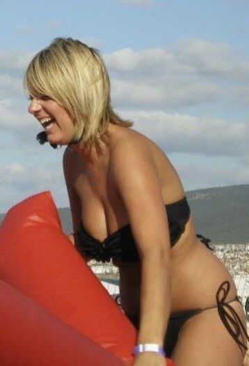 Preciosa rubia tetona en bikini