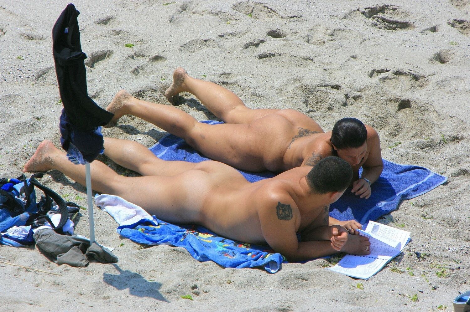 Hot Beach Nudist Mom tem uma BUNDA GRANDE!