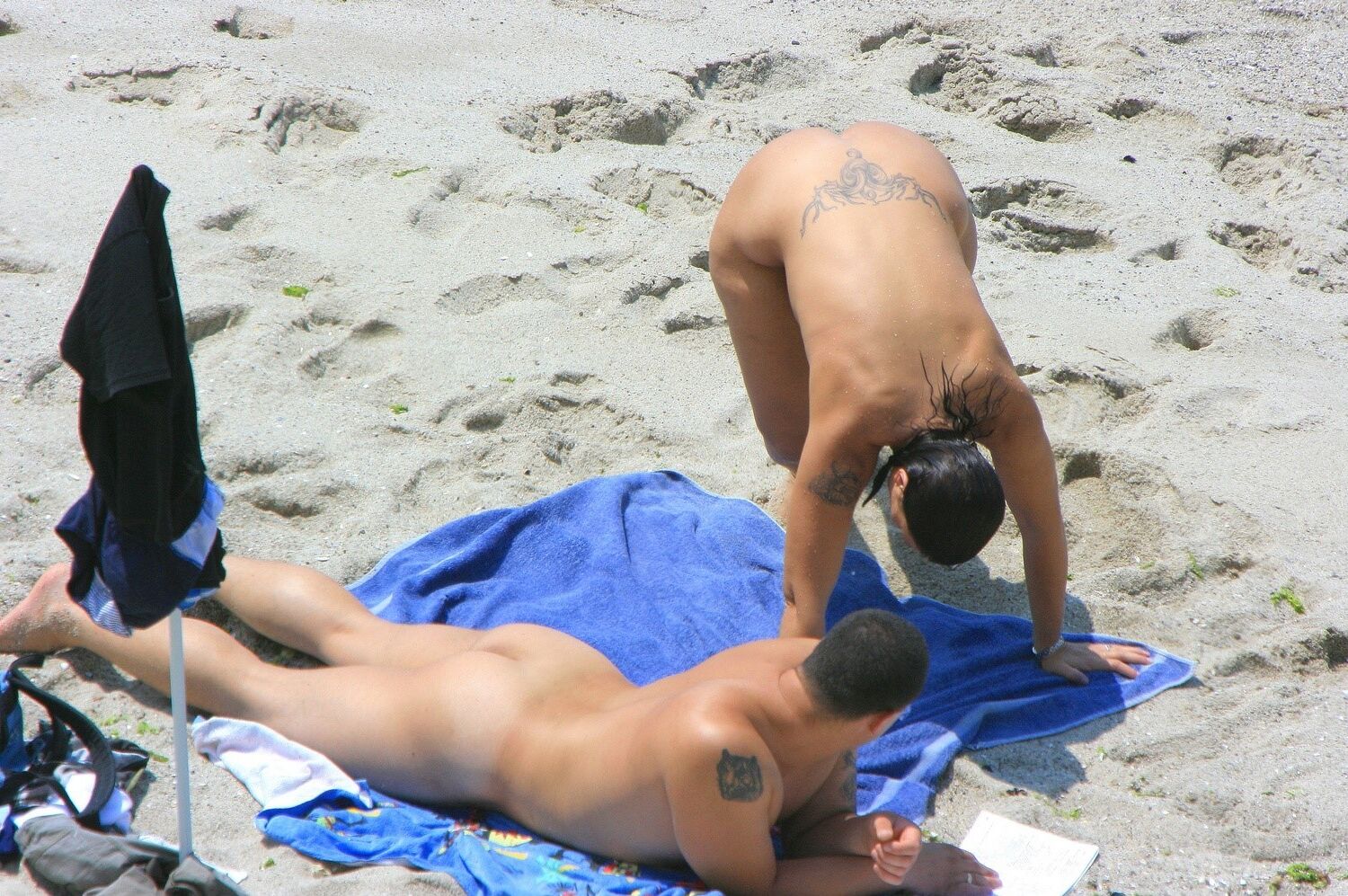 Hot Beach Nudist Mom tem uma BUNDA GRANDE!