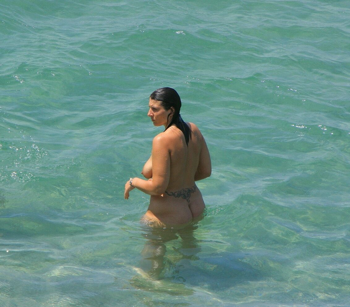 Hot Beach Nudist Mom tem uma BUNDA GRANDE!