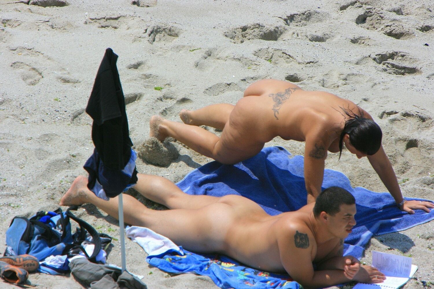 Hot Beach Nudist Mom tem uma BUNDA GRANDE!