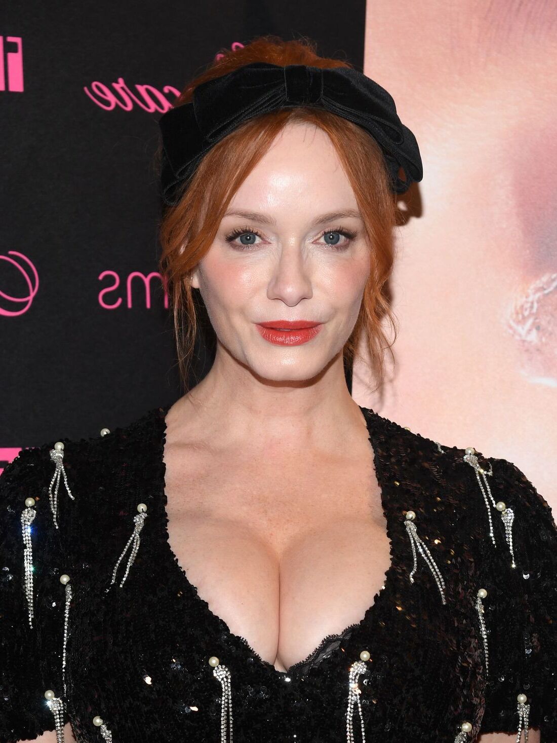 Christina Hendricks com decote nos seios grandes em uma exibição de cuidados com a pele