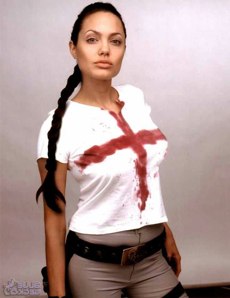 Angelina Jolie stillt Badgirl