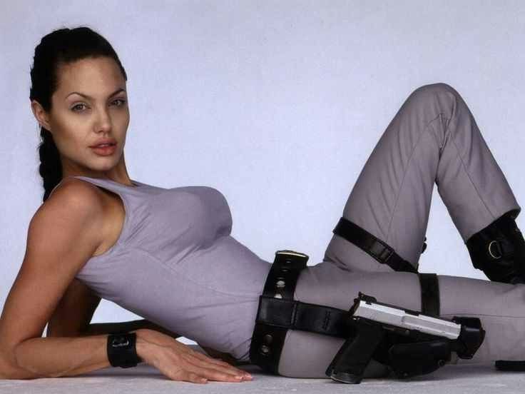 Angelina Jolie stillt Badgirl