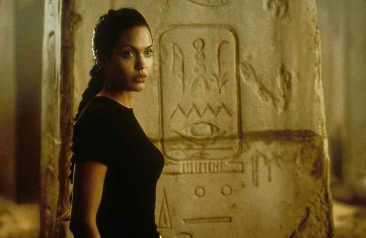 Angelina Jolie stillt Badgirl