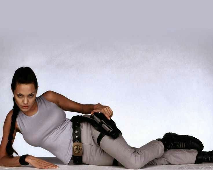 Angelina Jolie stillt Badgirl