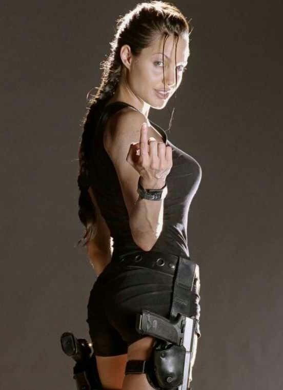 Angelina Jolie stillt Badgirl