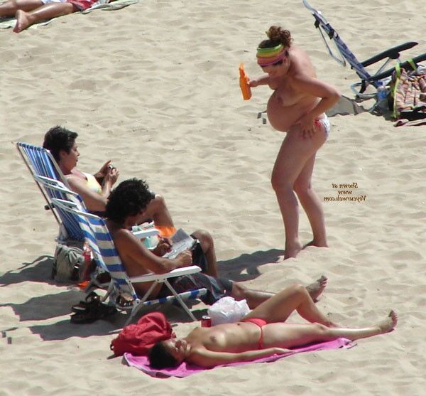 Playa embarazada en topless y nudistas embarazadas se mezclan