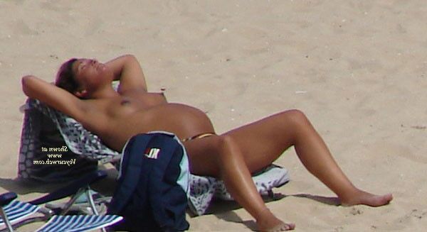 Playa embarazada en topless y nudistas embarazadas se mezclan