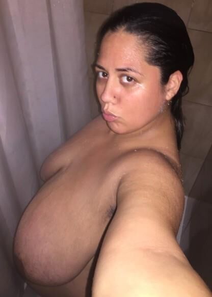 Caro (Latina embarazada tetona)