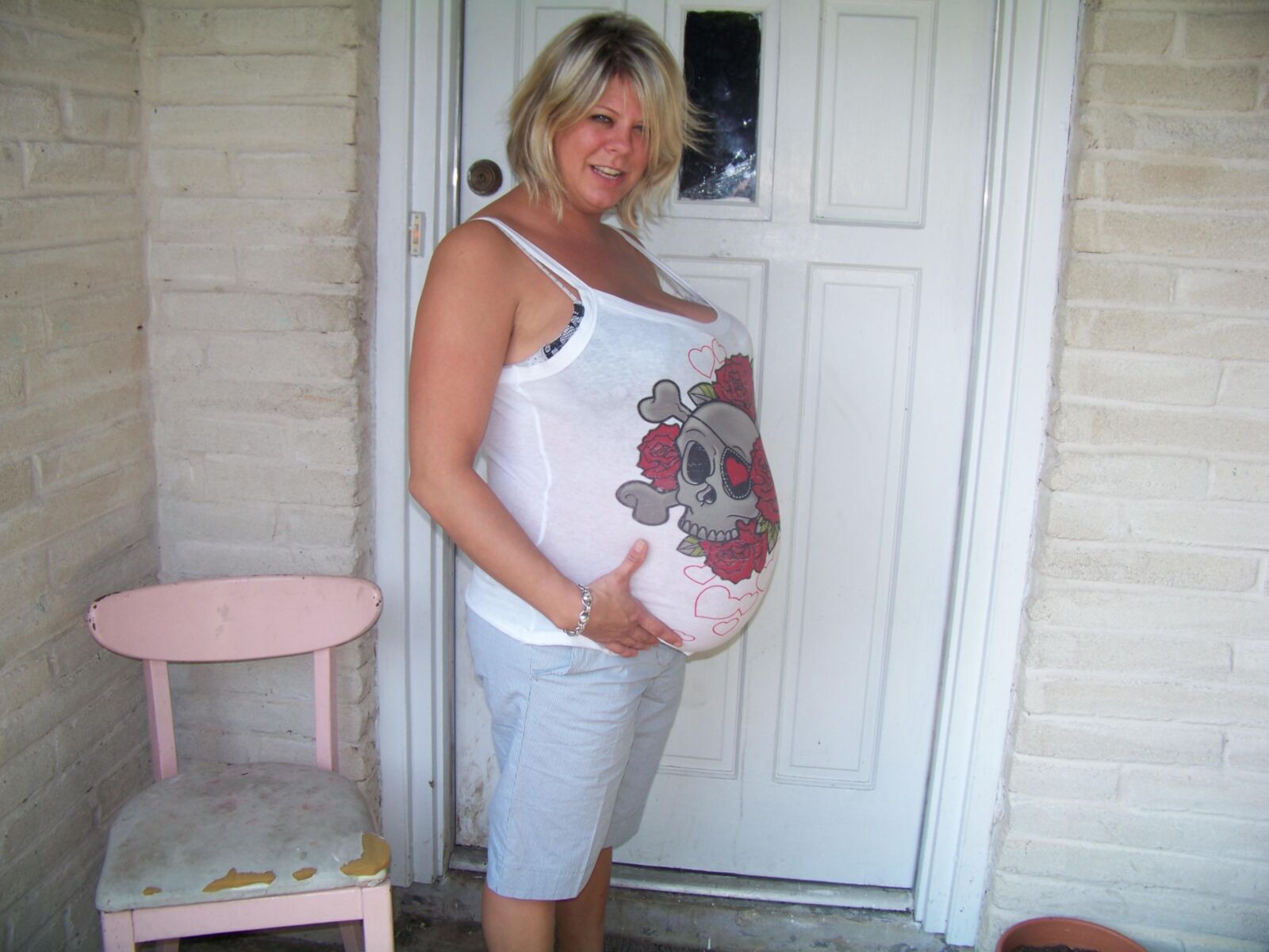 Milf preggo quente com barriga grande e cabides