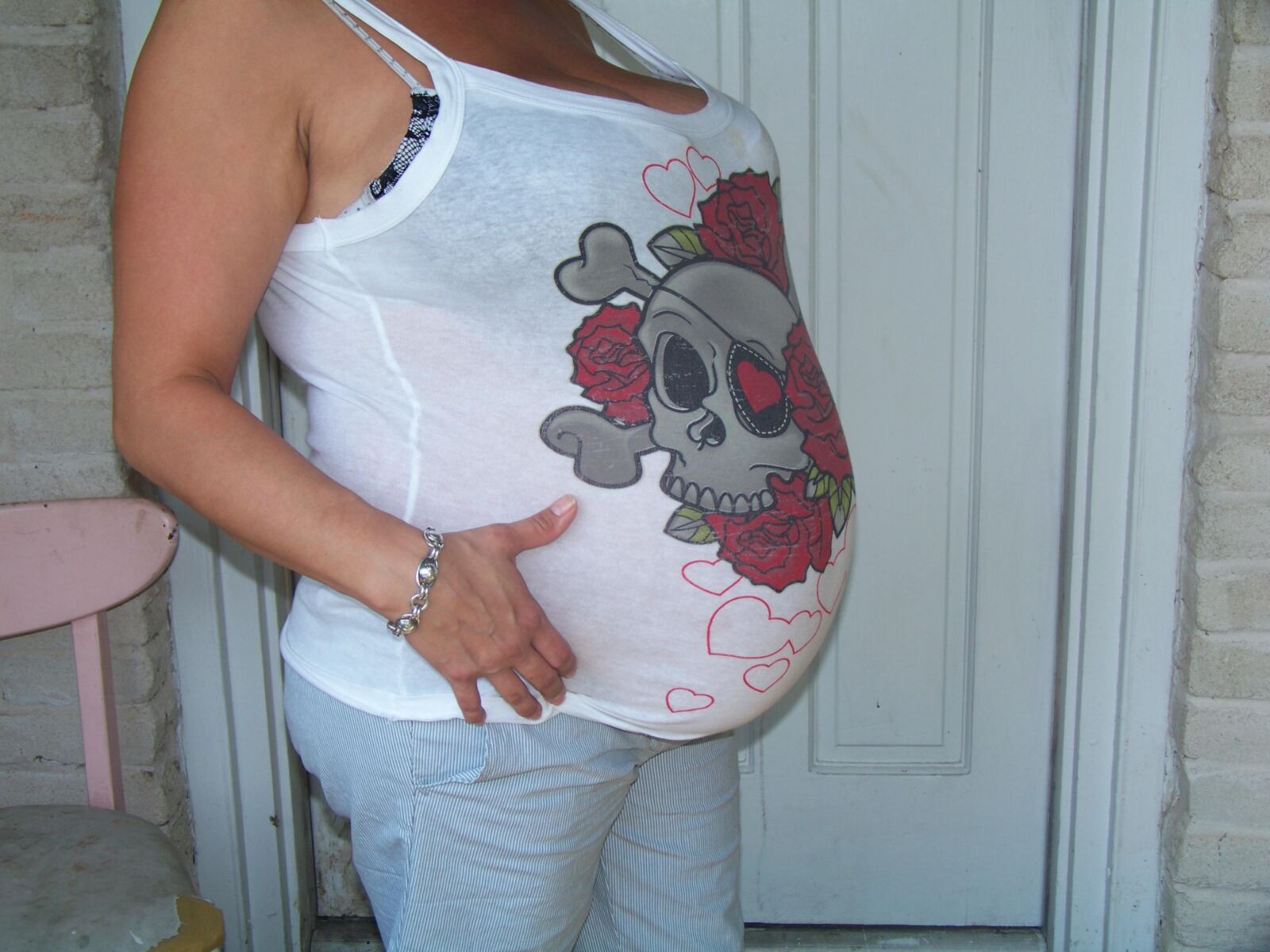 Milf preggo quente com barriga grande e cabides