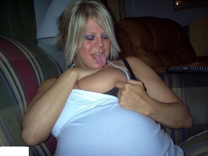 Milf preggo quente com barriga grande e cabides