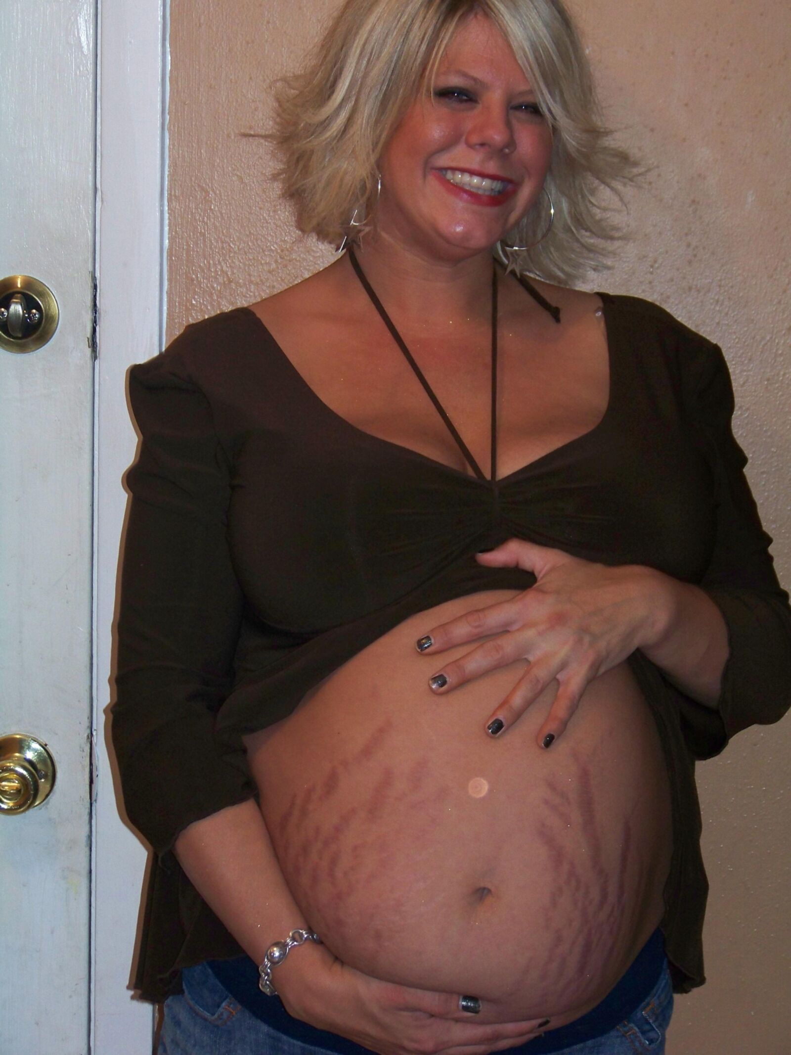 Milf preggo quente com barriga grande e cabides