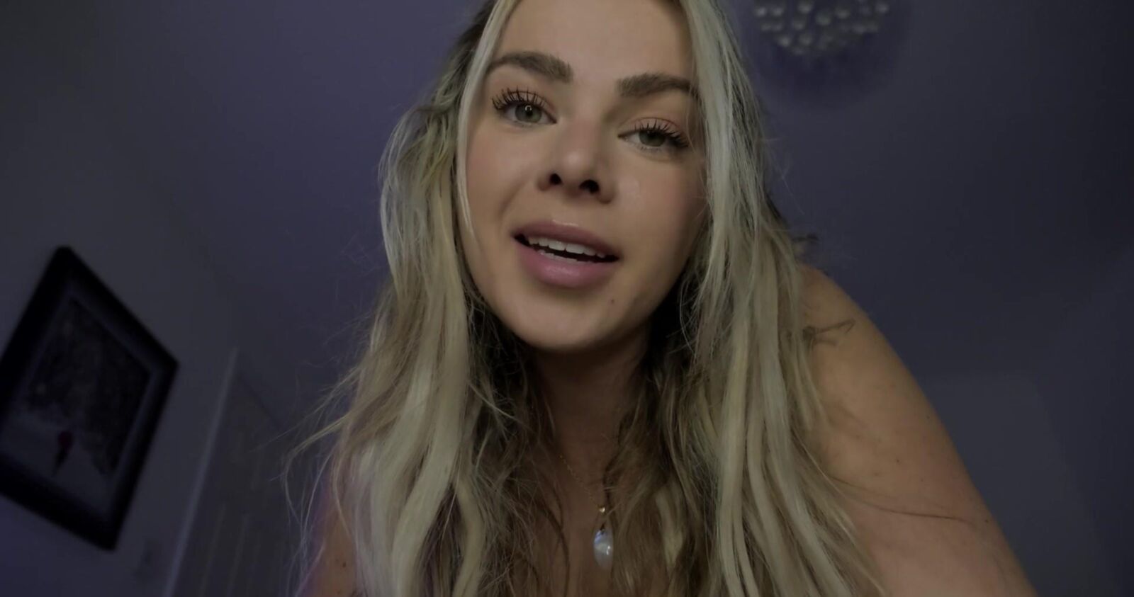 Murmullos escoceses ASMR Masaje sensual en la cama Lauren Woods